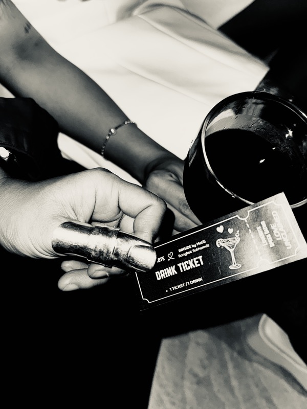 Night dining atmosphere